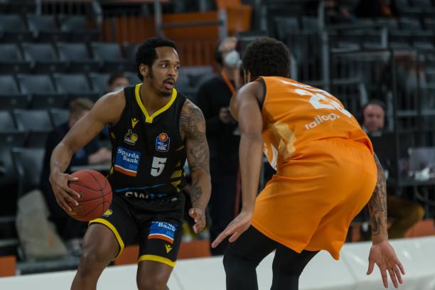 从后场精准 从后场精准